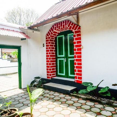 RedDoorz Syariah @ Ndalem Kembang Sore Yogyakarta Bagian luar foto
