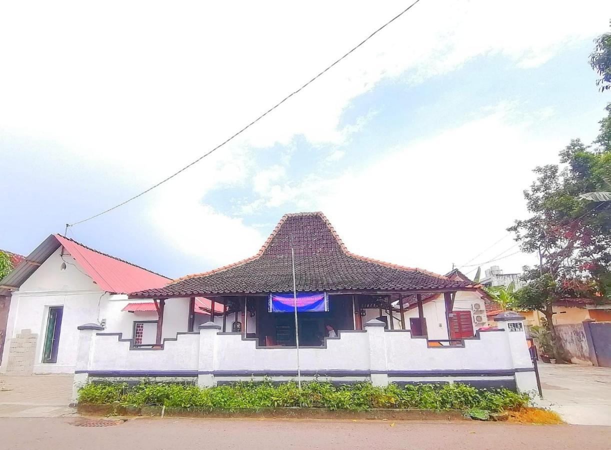RedDoorz Syariah @ Ndalem Kembang Sore Yogyakarta Bagian luar foto