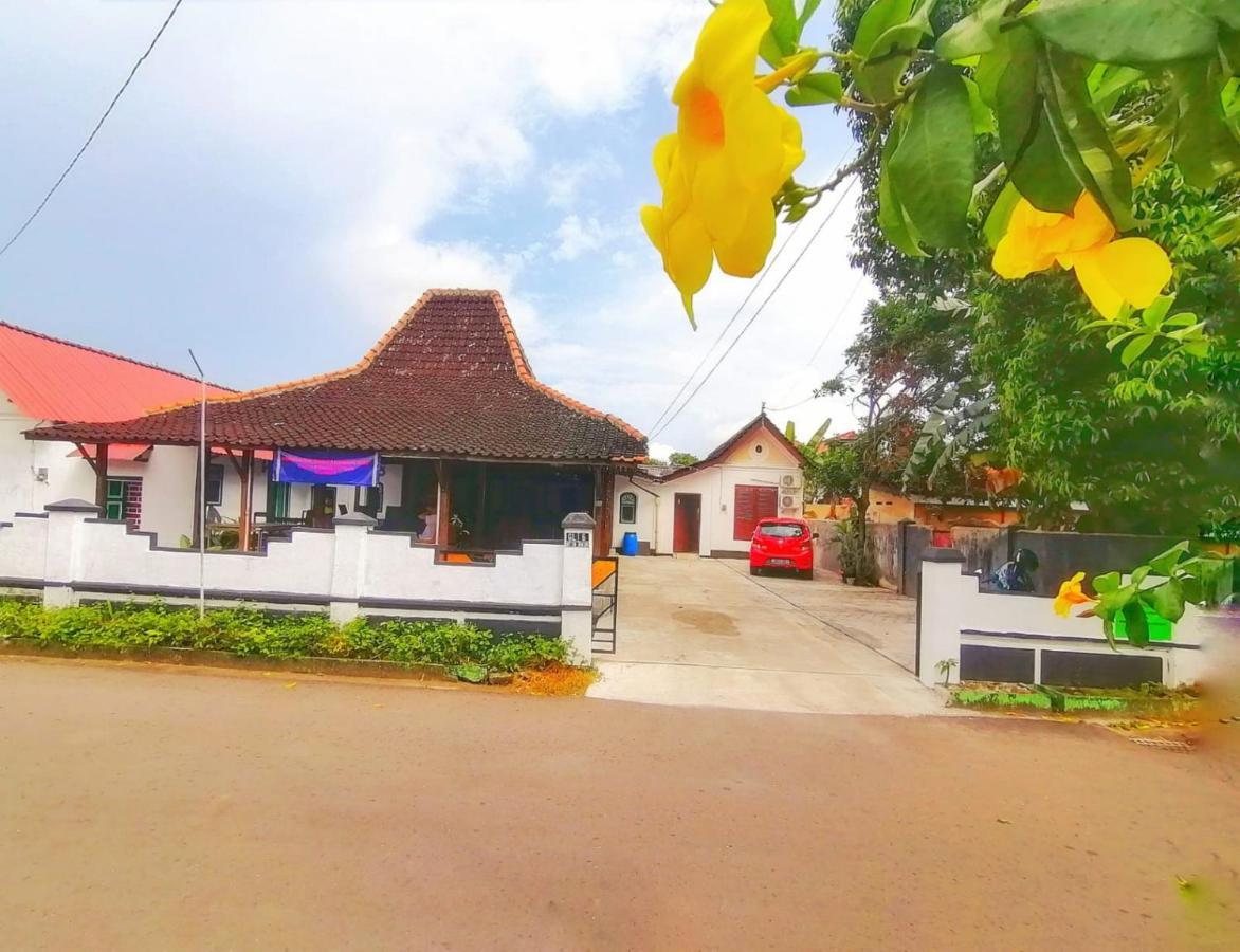 RedDoorz Syariah @ Ndalem Kembang Sore Yogyakarta Bagian luar foto