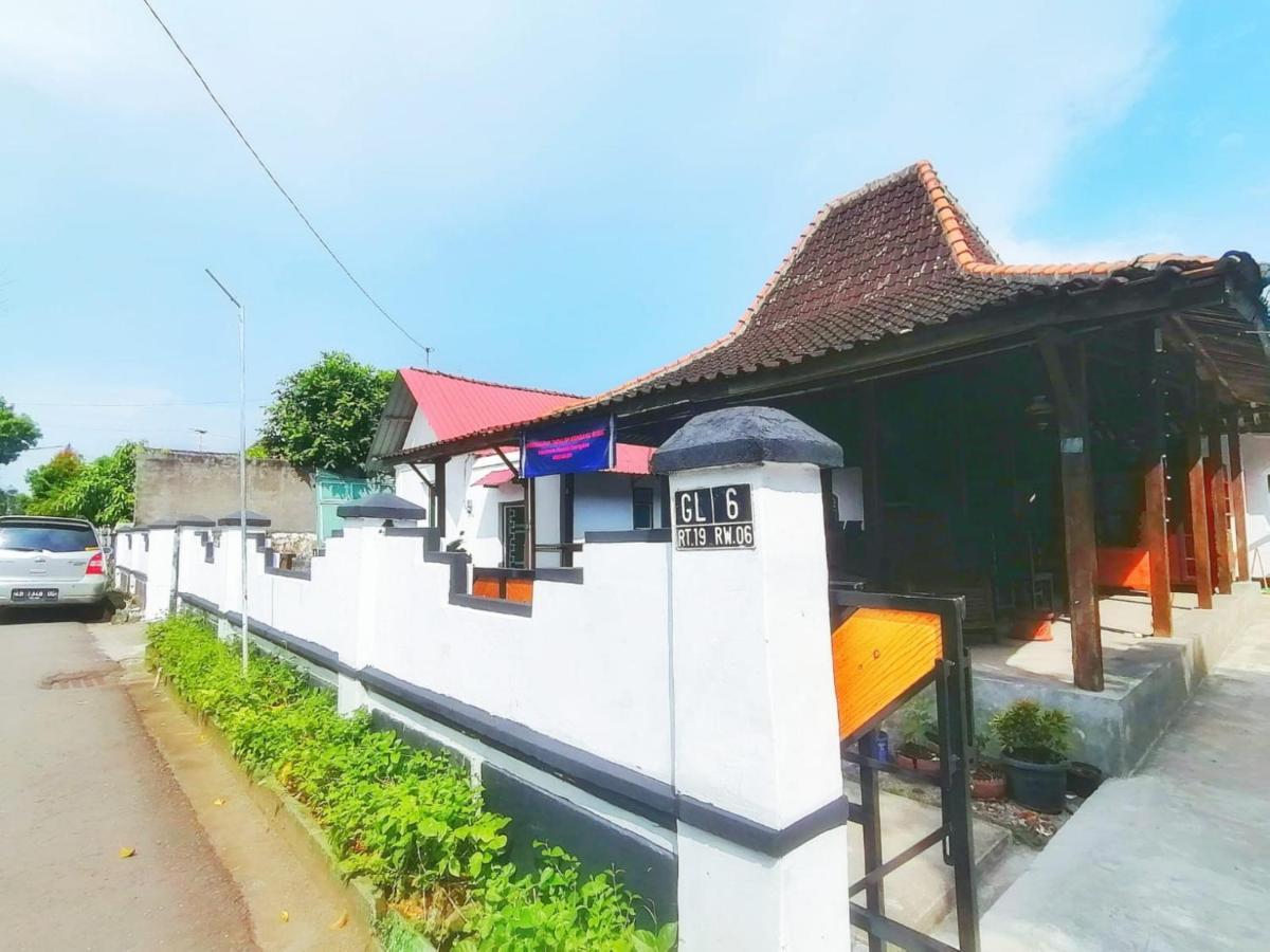 RedDoorz Syariah @ Ndalem Kembang Sore Yogyakarta Bagian luar foto