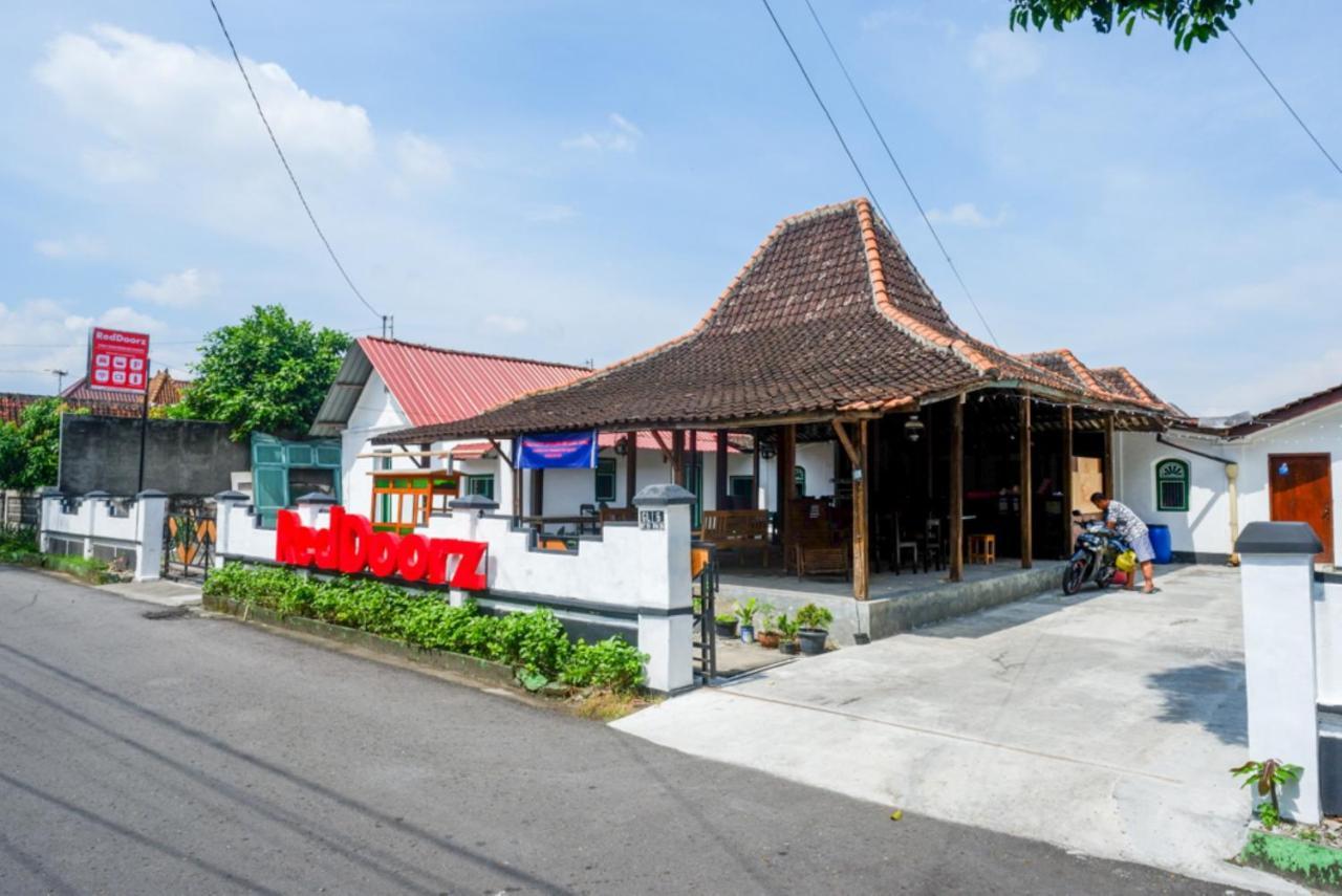 RedDoorz Syariah @ Ndalem Kembang Sore Yogyakarta Bagian luar foto