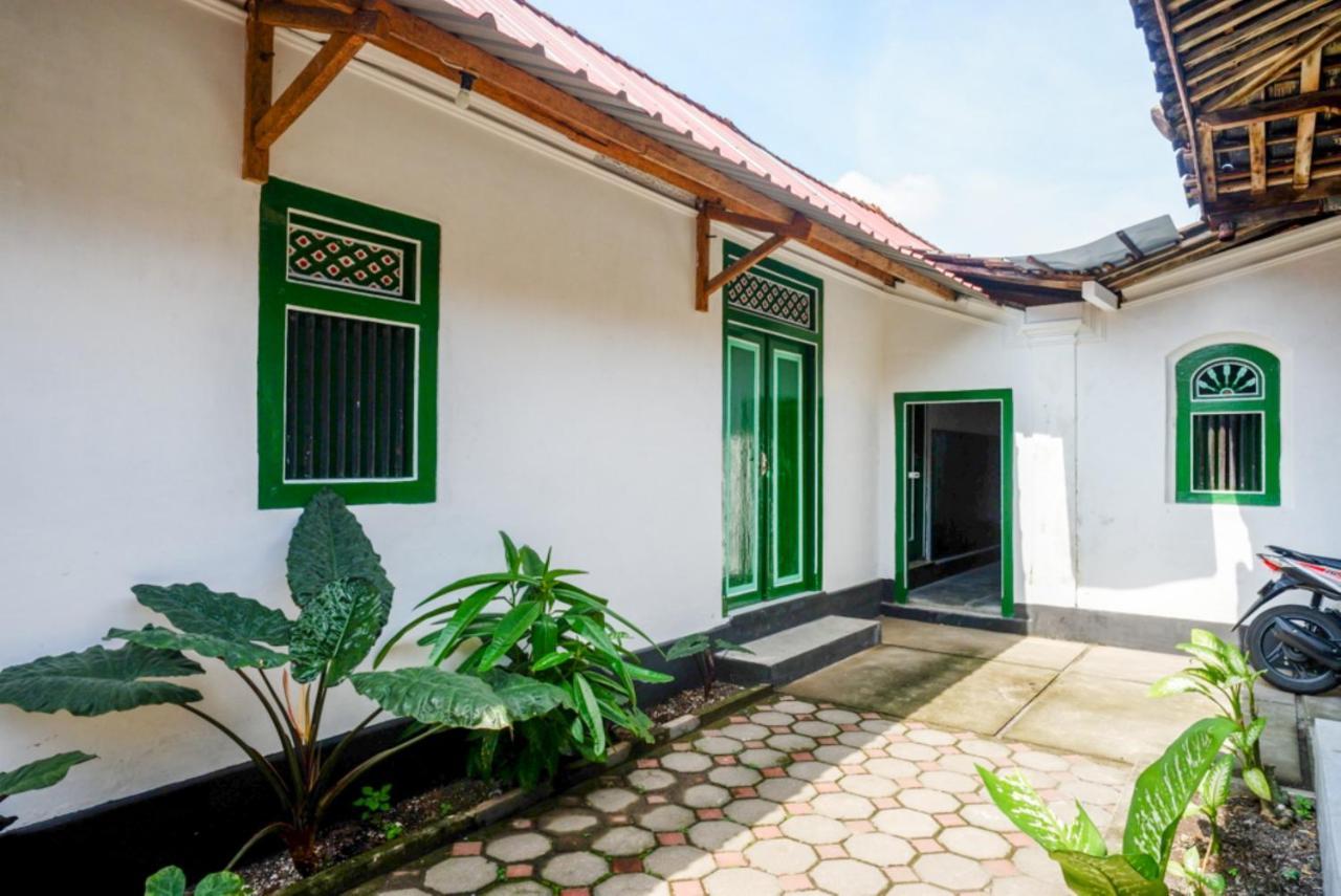 RedDoorz Syariah @ Ndalem Kembang Sore Yogyakarta Bagian luar foto