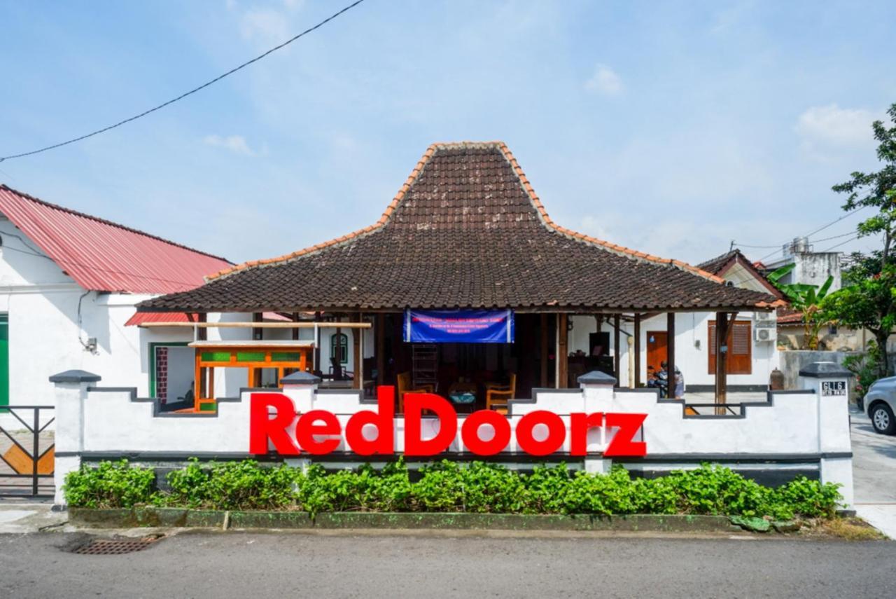 RedDoorz Syariah @ Ndalem Kembang Sore Yogyakarta Bagian luar foto