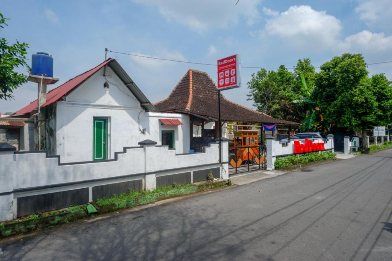 RedDoorz Syariah @ Ndalem Kembang Sore Yogyakarta Bagian luar foto